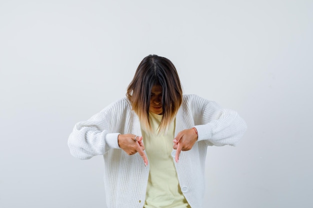 Giovane donna che indossa un cardigan bianco