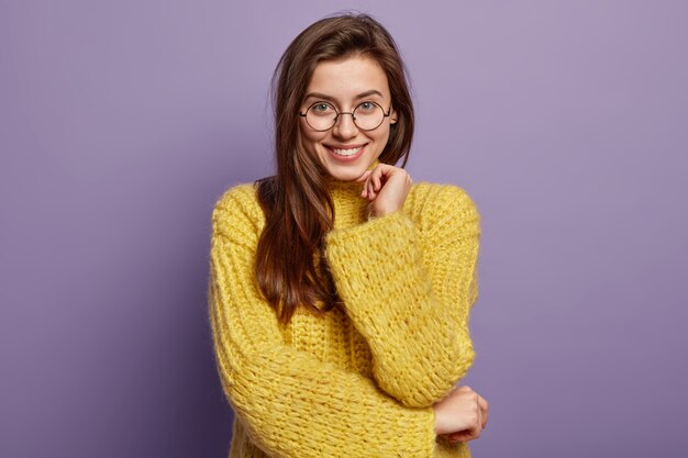 黄色いセーターを着ている若い女性