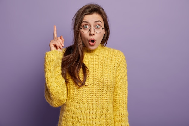 Foto gratuita giovane donna che indossa un maglione giallo