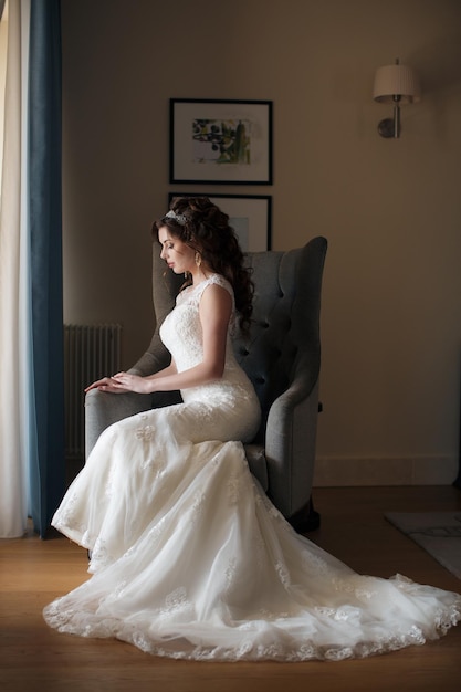 молодая женщина в свадебном платье в помещении