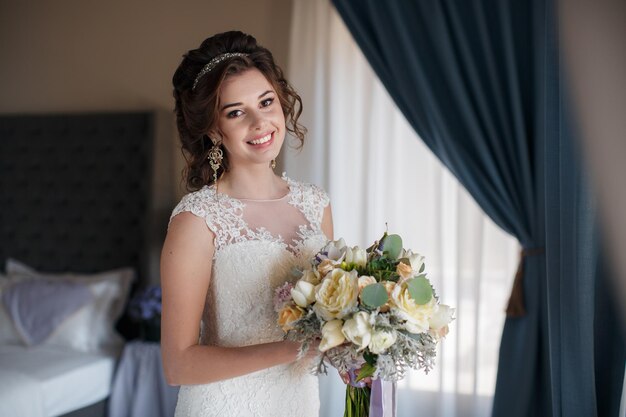 молодая женщина в свадебном платье в помещении