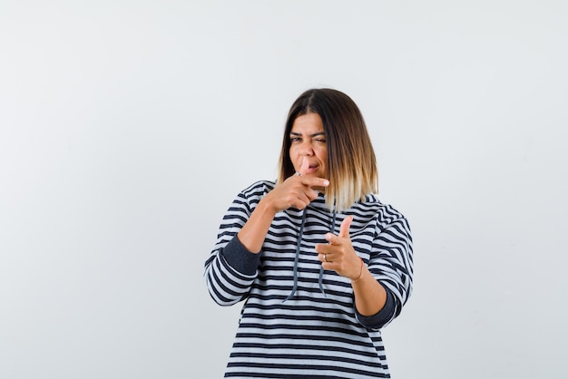 Giovane donna che strizza gli occhi su sfondo bianco