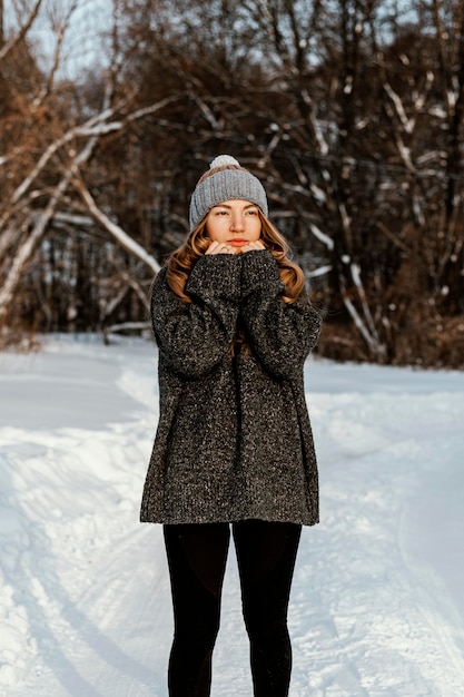 Foto gratuita giovane donna in una giornata invernale