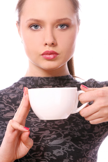 Бесплатное фото Молодая женщина с чашкой горячего кофе