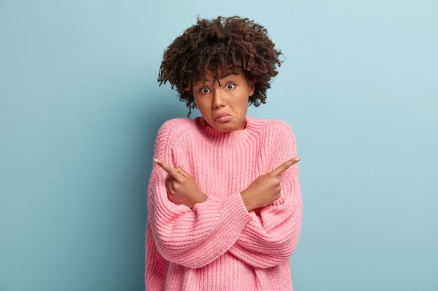 Foto gratuita giovane donna con taglio di capelli afro che indossa un maglione rosa