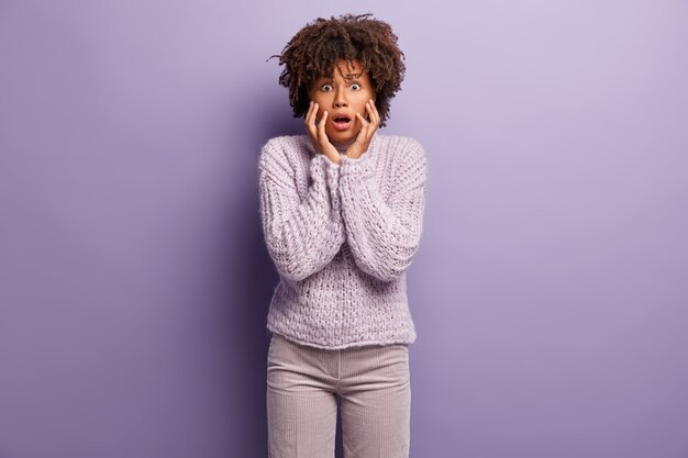 Foto gratuita giovane donna con taglio di capelli afro indossa un maglione viola