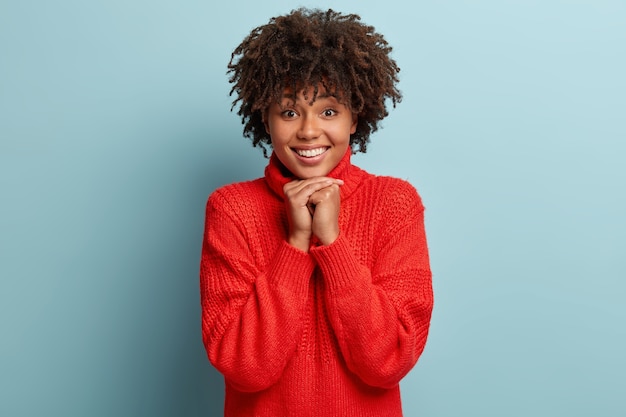 Free photo young woman with afro haircut wearing red sweater