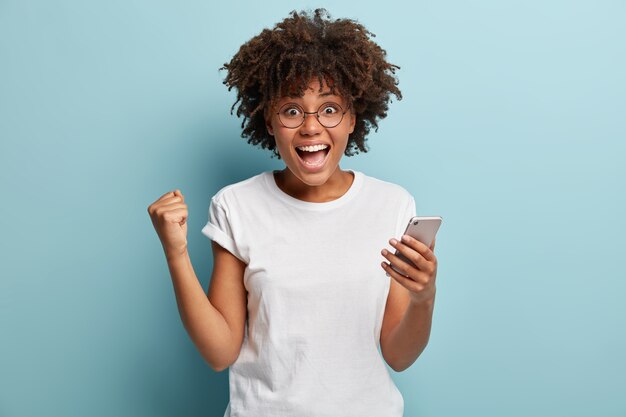 Giovane donna con taglio di capelli afro che indossa la maglietta bianca