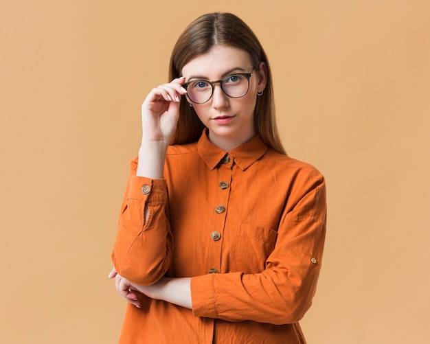 Free photo young woman with arms crossed