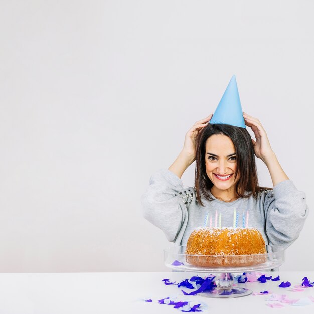 Молодая женщина с торт ко дню рождения