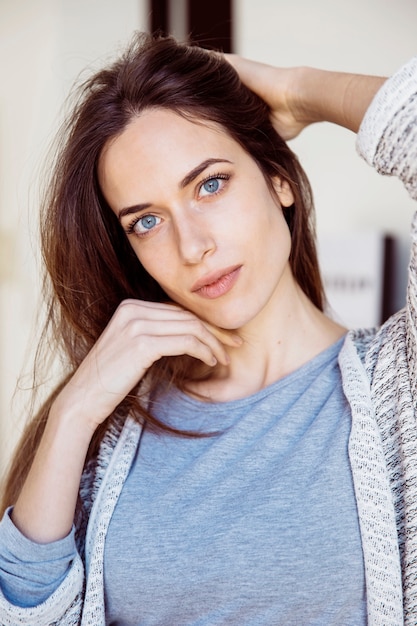 Free photo young woman with blue eyes