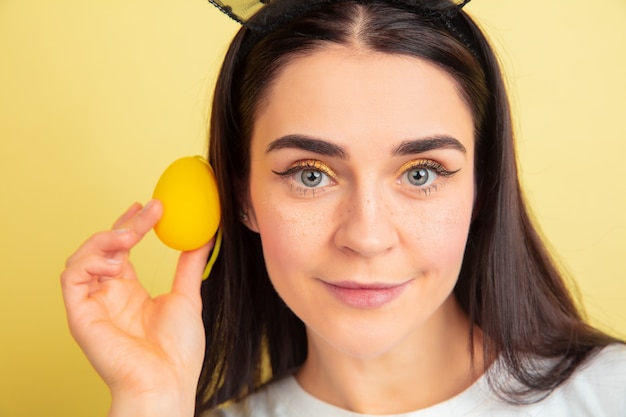 Free photo young woman with bunny ears for easter