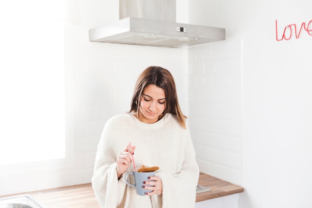 Free photo young woman with cacao in kitchen