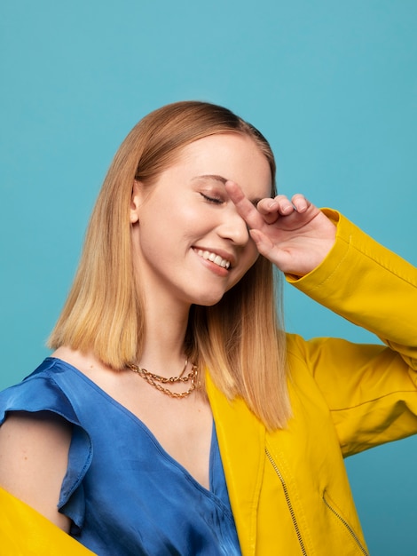 Foto gratuita giovane donna con collana a catena in posa