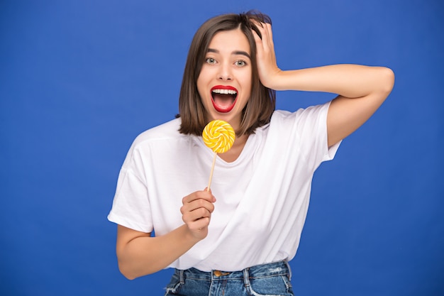 Free photo young woman with colorful lollipop