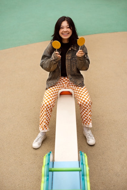 무료 사진 오징어 게임 달고나 쿠키와 젊은 여자