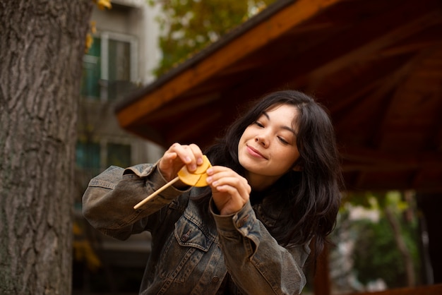 Giovane donna con gioco di calamari biscotto dalgona