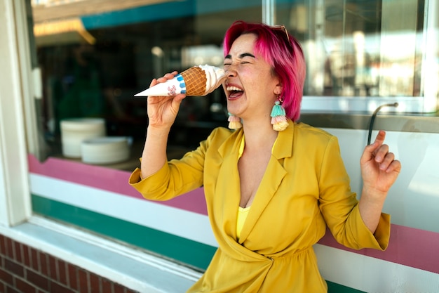 アイスクリームを食べる染めた髪の若い女性