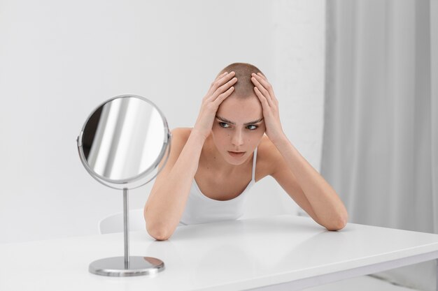 Молодая женщина с расстройством пищевого поведения проверяет себя в зеркале