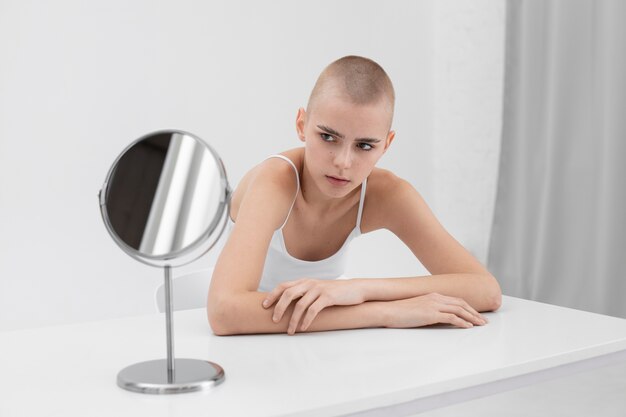 Молодая женщина с расстройством пищевого поведения проверяет себя в зеркале