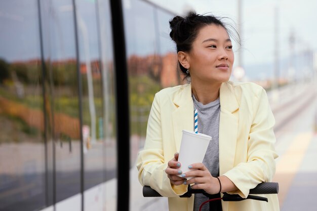 電動スクーターを持つ若い女性