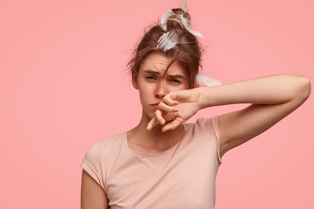 Foto gratuita giovane donna con le piume nei capelli