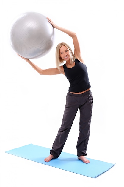 Бесплатное фото Молодая женщина с фитнес-мячом