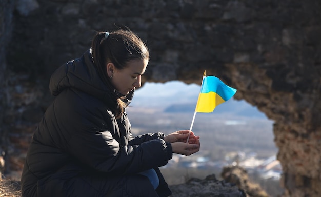 Una giovane donna con la bandiera dell'ucraina in mano