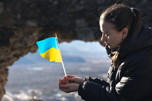 Foto gratuita una giovane donna con la bandiera dell'ucraina tra le mani