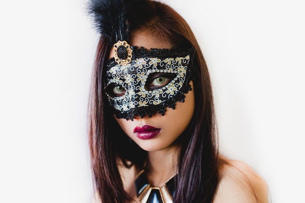 Giovane donna con una maschera veneziana grigio
