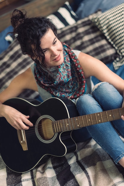 Foto gratuita giovane donna con la chitarra