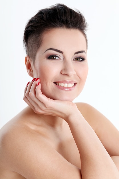 Foto gratuita giovane donna con taglio di capelli e trucco sera