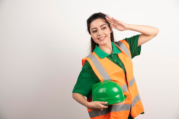 Giovane donna con elmetto e uniforme da portare. foto di alta qualità