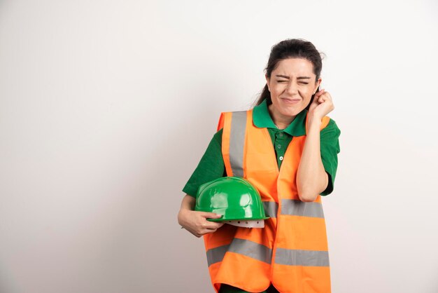 ヘルメットをかぶり、制服を着た若い女性。高品質の写真