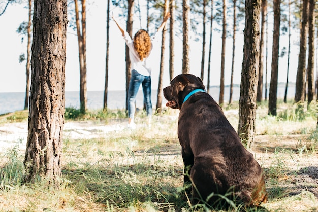 ビーチで彼女の犬を持つ若い女