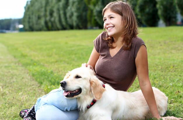 彼女の犬を持つ若い女性