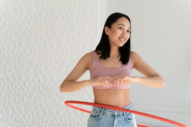 Foto gratuita giovane donna con hula hoop