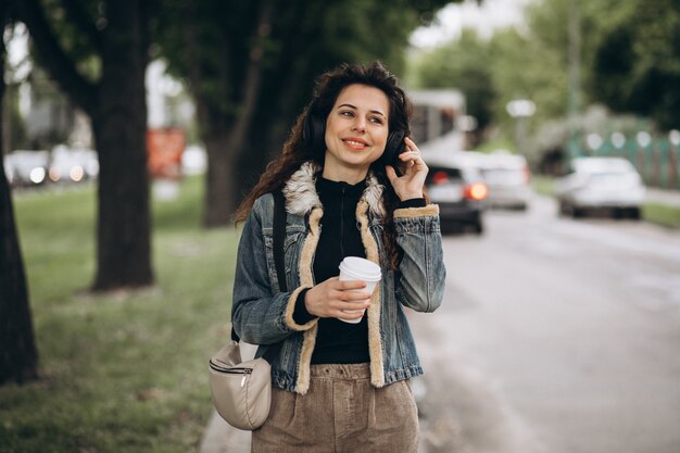 音楽を聴くとコーヒーを飲むと若い女性