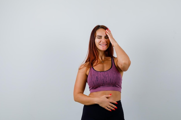 Foto gratuita giovane donna con i capelli lunghi che indossa abbigliamento sportivo