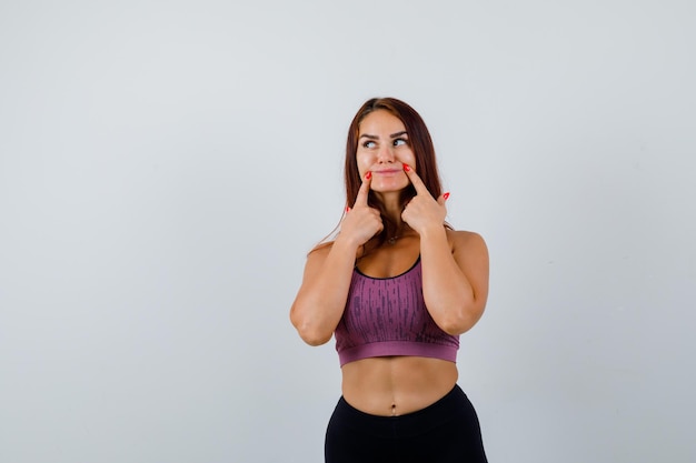 Free photo young woman with long hair wearing sportswear