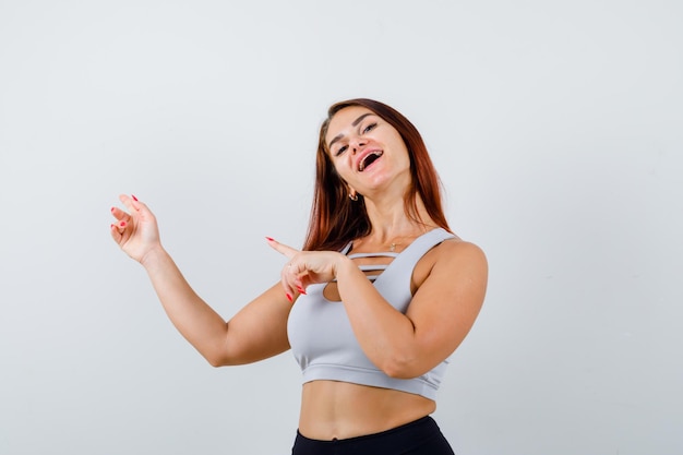 Giovane donna con i capelli lunghi che indossa abbigliamento sportivo