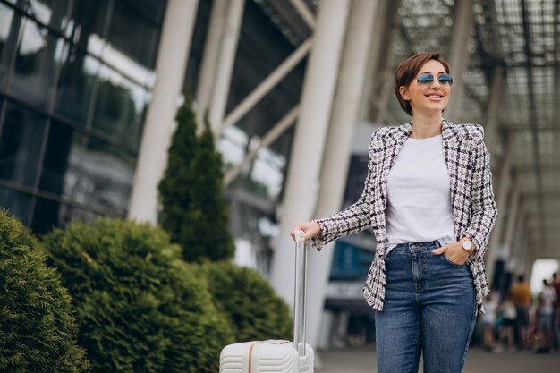 空港旅行で荷物を持つ若い女性