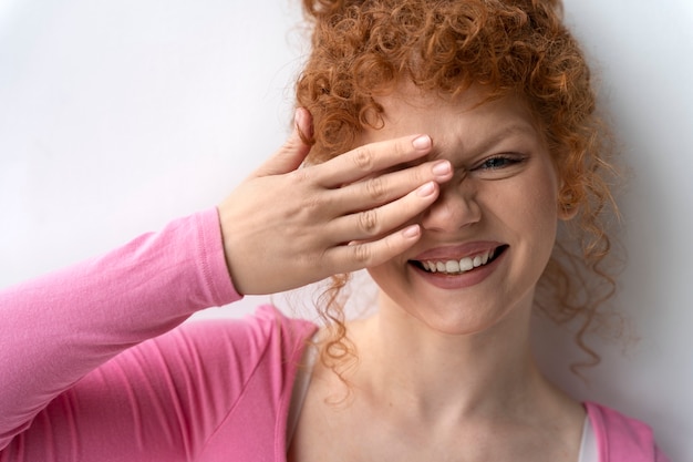 Foto gratuita giovane donna con uno stile di capelli panino disordinato