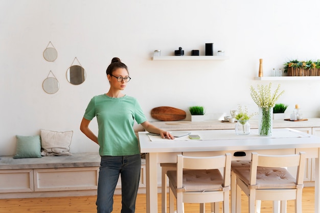 Free photo young woman with messy bun