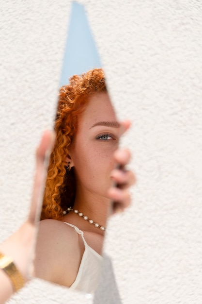 Foto gratuita giovane donna con specchio fuori