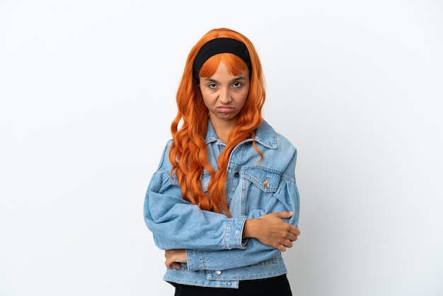 Молодая женщина с оранжевыми волосами, изолированные на белом фоне, расстроена