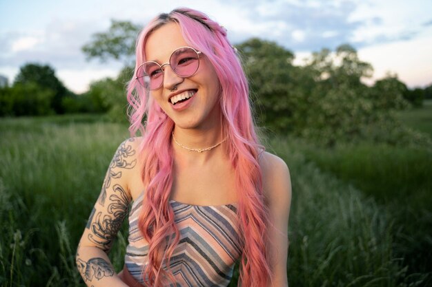 Молодая женщина с розовыми волосами улыбается