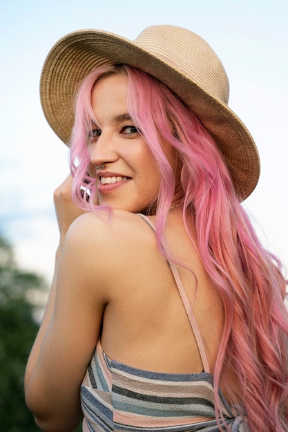 Foto gratuita giovane donna con capelli rosa sorridente