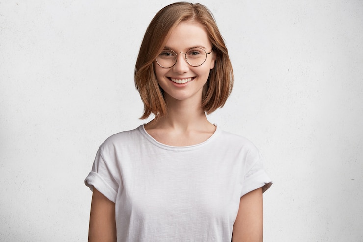Free Photo young woman with round glasses and white t-shirt