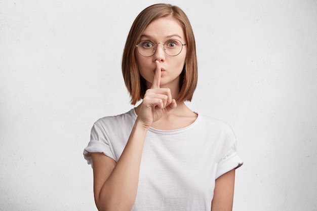 Free photo young woman with round glasses and white t-shirt